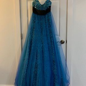 Size 4 beautiful full length prom dress